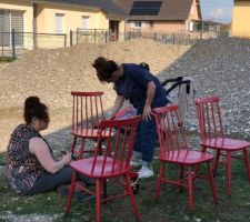 Atelier peintures des chaises de cuisine