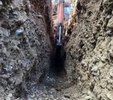 ça creuse à 1m90 sous le sol pour la pose des évacuations