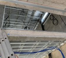 Plaquiste en cours + plomberie 
Passage de gaines + rails + isolation pour les plaquistes
Tubes PVC pour le plombier