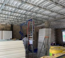 Plaquiste en cours + plomberie 
Passage de gaines + rails + isolation pour les plaquistes
Tubes PVC pour le plombier