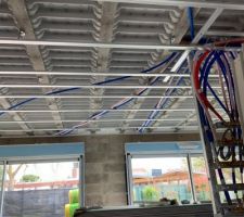 Plaquiste en cours + plomberie 
Passage de gaines + rails + isolation pour les plaquistes
Tubes PVC pour le plombier