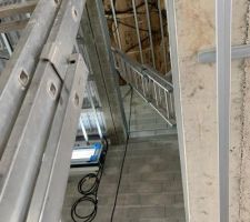 Plaquiste en cours + plomberie 
Passage de gaines + rails + isolation pour les plaquistes
Tubes PVC pour le plombier