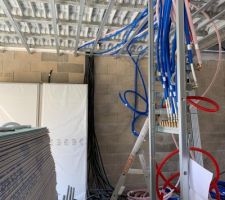 Plaquiste en cours + plomberie 
Passage de gaines + rails + isolation pour les plaquistes
Tubes PVC pour le plombier