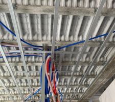 Plaquiste en cours + plomberie 
Passage de gaines + rails + isolation pour les plaquistes
Tubes PVC pour le plombier