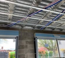 Plaquiste en cours + plomberie 
Passage de gaines + rails + isolation pour les plaquistes
Tubes PVC pour le plombier
