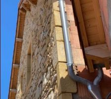 D&eacute;tail du pignon en pierres