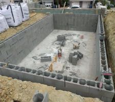 Piscine. Il ne reste plus que le coulage.