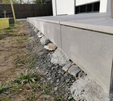 Habillage des côtés de la terrasse sur plots Jouplast avec plaque à dalle et plots béton maison