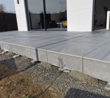 Habillage des côtés de la terrasse sur plots Jouplast avec plaque à dalle et plots béton maison