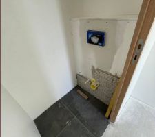 Carrelage terminé + habillage en faïence en cours dans les WC de l'étage