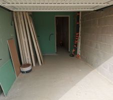 Garage plaqué avec mes portes qui seront mises à l'intérieur