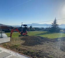 Ultime terrassement de la butte côté escalier paysager pour planter les haies à l'Est du terrain