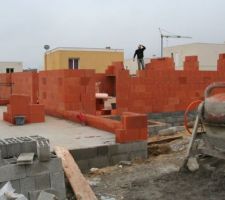 &Eacute;l&eacute;vation des murs en briques (pas monomur mais avec des alv&eacute;oles quand m&ecirc;me...)