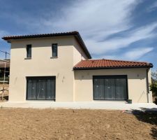 Façade plutôt jaune / beige que blanc G20