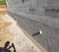 Chanfrein au mortier et étanchéité bas des murs avec enduit hydrofuge.
