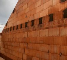 Reservation beton qui vont accueillir les bastaing pour le plancher du garage