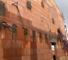 Reservation beton qui vont accueillir les bastaing pour le plancher du garage