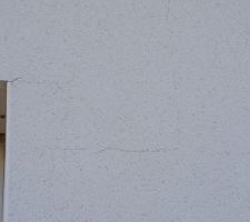 Fissure en escalier  à l'angle d'une porte-fenêtre