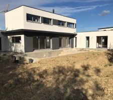 Crépis terminé sur la partie arrière - pour info le ravaleur a d'abord tout fait en blanc puis mis une peinture pour les partie gris, la cheffe de chantier nous l'avait conseillée il parait que cela dure mieux dans le temps! Dans le temps on verra en attendant il ne faut pas faire des petites parties comme en haut ou comme on a fait en façade car ça fait des coulures et franchement de près le rendu est nul !! Sur le mur du bas avec les grandes  baies ça va car c'est sur la totalité.