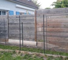 Récupération de la structure d'une ancienne pergola pour tuteurer les tomates.