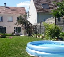 Une vue d'ensemble du jardin et des cultures du potager. Petite piscine remplie d'eau de pluie pour se rafraîchir :-)