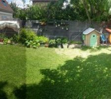 Vue d'ensemble du potager, avec le petit coin détente et ses hamacs :-)