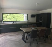 La cuisine n'a été posée qu'en juillet  au lieu de juin à cause du Covis mais nous avions pris la décision de déménagé mi juin car nous avions peur à un nouveau confinement, du coup nous avons fait du camping, nous avions un frigo et une plaque de cuisson ainsi qu'un évier donc on a géré comme ça et avec le beau temps tout s'est bien passé!
Cuisine Schmidt noire et bois pose au top et un grand merci à Astrid pour le projet. elle nous a d'ailleurs fait également un grand buffet de 3m sous l'escalier et un meuble TV.