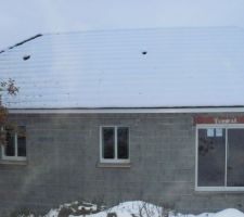 L'arrière de la maison sous la neige
