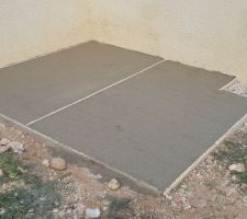 Remplissage et damage de sable à maçonner de niveau avec les planches à coffrage