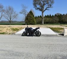 Photo du terrain , la dalle du parking est d&eacute;j&agrave; coul&eacute; ! Manque plus que le garage pour rentr&eacute; la moto !