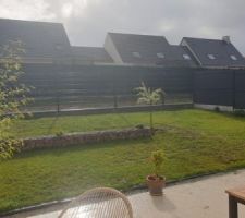 Apr&egrave;s mise en forme du jardin. gabions 30 cm de et engazonnement