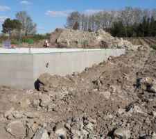 Remblai remis grossièrement autour de la construction