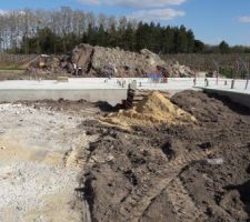 Remblai remis grossièrement autour de la construction