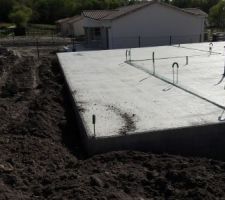 Remblai remis grossièrement autour de la construction