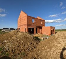 Le chantier sous un beau ciel bleu une fois l'élévation terminée, c'est beau :)