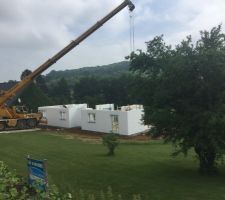 La grue pose les murs