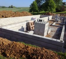 Excellent travail pour les fondations, ils bossaient tr&egrave;s t&ocirc;t le matin et finissaient tard...