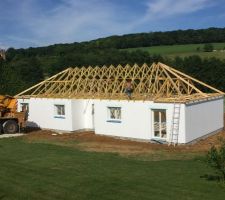 Vous partez travailler le matin, il n'y a rien. Vous revenez à 17h, une maison est construite :)