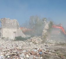 D&eacute;molition de la grange.