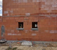 Seuils de portes maçonnés et appuis de fenêtre posés