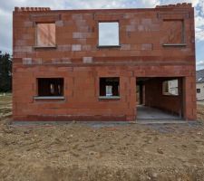 Seuils de portes maçonnés et appuis de fenêtre posés