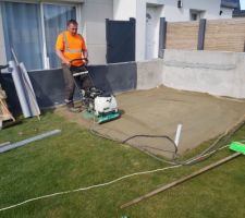 Préparation du sol sous la terrasse de futur spa