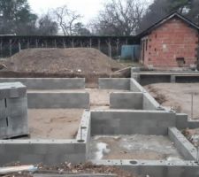 Démarrage du vide sanitaire après terrassement complexe
Des points à 330 cm et une source trouvée