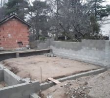 Vie sir garage qui lui sera sur dalle pleine terre 
Et cabanon derrière conserve pour raison de CES maxi atteint