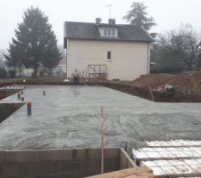 Coulage de la dalle et un élément en polystyrène qui casse