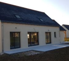 La maison au petit matin volets ouverts
