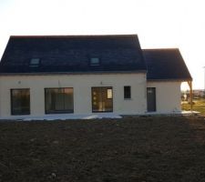 La maison au petit matin volets ouverts