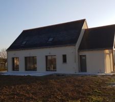 La maison au petit matin volets ouverts