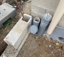 On a fait descendre le mur qui penchait à l'arrière et l'avons fait remonter car étant en limites séparatives et le voisin de droite commençant sa construction et celui qui a sa piscine, possédant un chien; pas le choix que de clôturer au plus vite