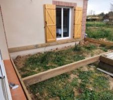 La structure générale de la terrasse est en cours de montage : vue vers la chambre parentale.